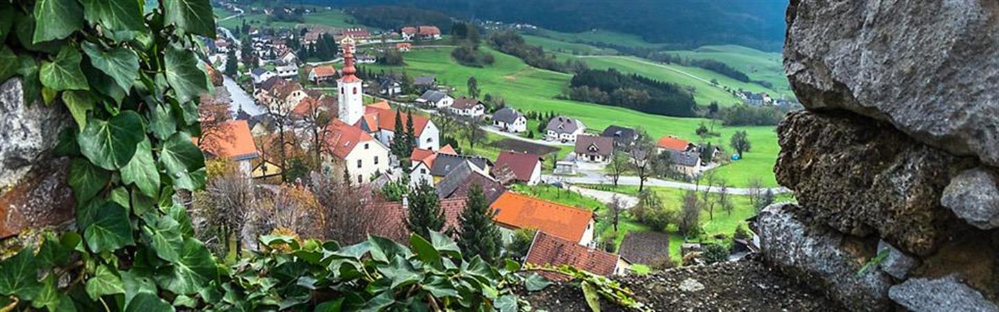 Planina skozi okno gradu